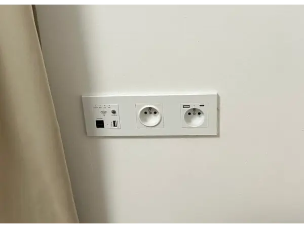 sran cerny modul wifi socket repeater do ramecku